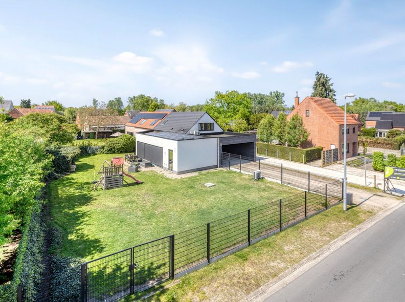 Deze prachtige woning bevindt zich in een rustig gelegen straatje in de Heidehuizen in Mol. De woning werd in 2020 volledig verbouwd en uitgebreid tot