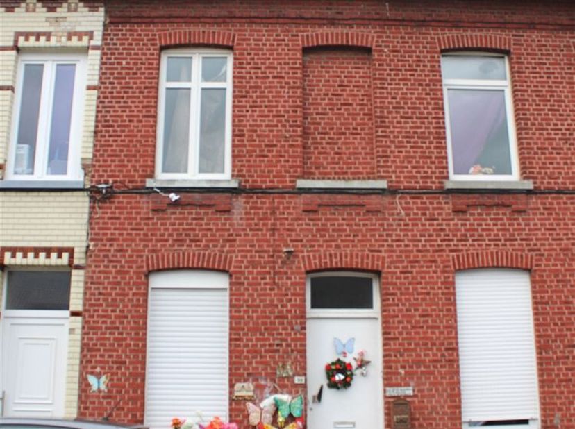 Op te frissen stadswoning met inkom, voorplaats, living, keuken, afzonderlijk toilet, badkamer, kelder, 2 slaapkamers en zolder met vaste trap (extra