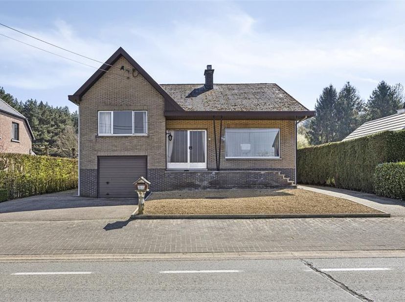 Split-level woning met zonnige tuin in een groene omgeving te koop in Schaffen (Diest) Op de Vleugtstraat in Schaffen vinden we deze verzorgde split-l