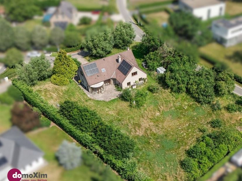 Villa à rafraîchir  341 m² de surface habitable&lt;br /&gt;
Située dans un cadre verdoyant à Bonheiden, cette spacieuse maison de 6 chambres se trouve sur u