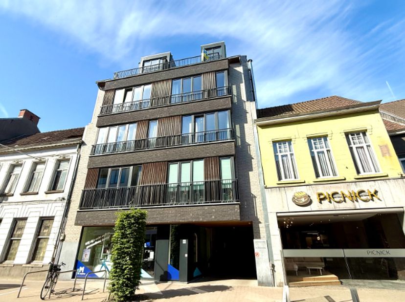 Het duplex-appartement is gelegen in de Tolpoortstraat in Deinze en bevindt zich op de 4e verdieping.&lt;br /&gt;
&lt;br /&gt;
Het is een ruim én instapklaar dupl