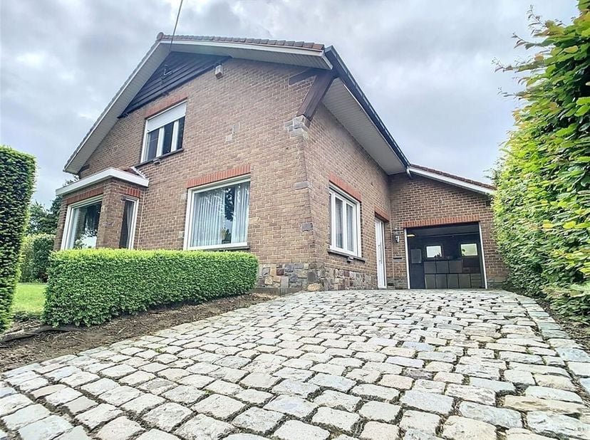 Villa 4 façades érigée sur un terrain de plus de 1 000 m2 comprenant 2 garages et un emplacement de parking privé.&lt;br /&gt;
La propriété se compose d&#039;un