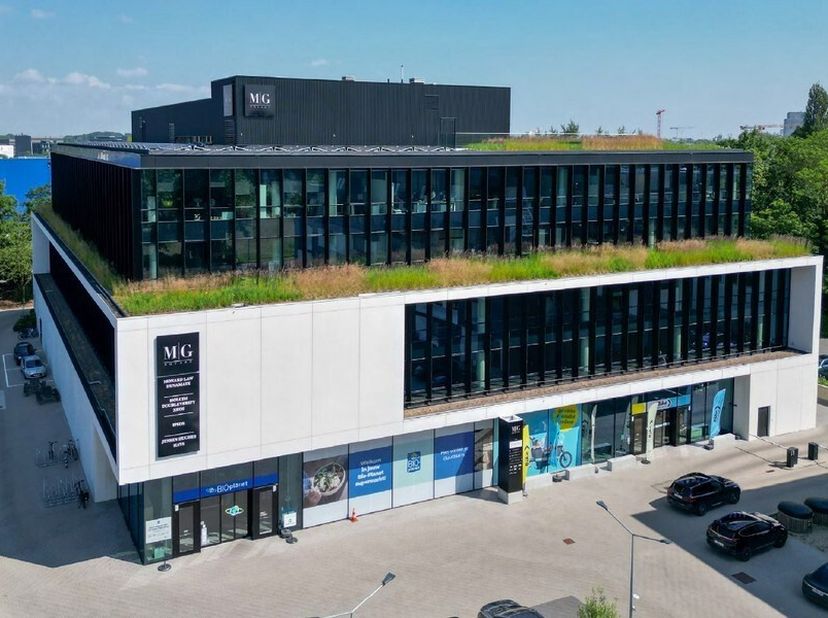915,82m² kantoren op 2e verdieping van MQ Square (oppervlaktes vanaf 369m²)&lt;br /&gt;
Ligging: op toplocatie aan Kortijksesteenweg in Sint-Denijs-Westrem,