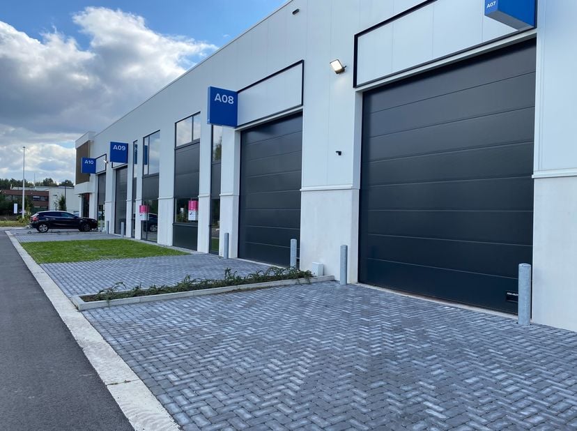 Nieuwbouw KMO-unit van 144 m² met een mezzanine van 35,2 m2 te huur.&lt;br /&gt;
Strategisch gelegen op het industrieterrein &#039;Genk-Noord&#039; in het centrum van
