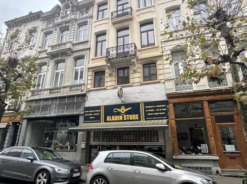 Rue des Deux Églises - Aantrekkelijk investeringspand van +/-400m² bestaande uit 5 eenheden (1 winkel en 4 appartementen): Als volgt samengesteld: op