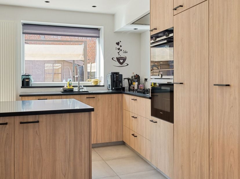 Halfopen woning met 3 ruime slaapkamers en gerenoveerd gelijkvloers zoekt nieuwe eigenaars te Menen!&lt;br /&gt;
Het pand is asbestveilig, is voorzien van e