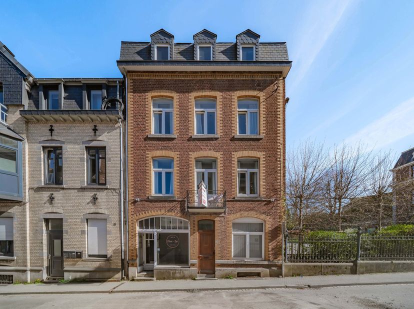 Easyhome Immobilier a le plaisir de vous présenter un immeuble mixte idéalement situé au cur de Spa. Bien que nécessitant des travaux de parachèvement