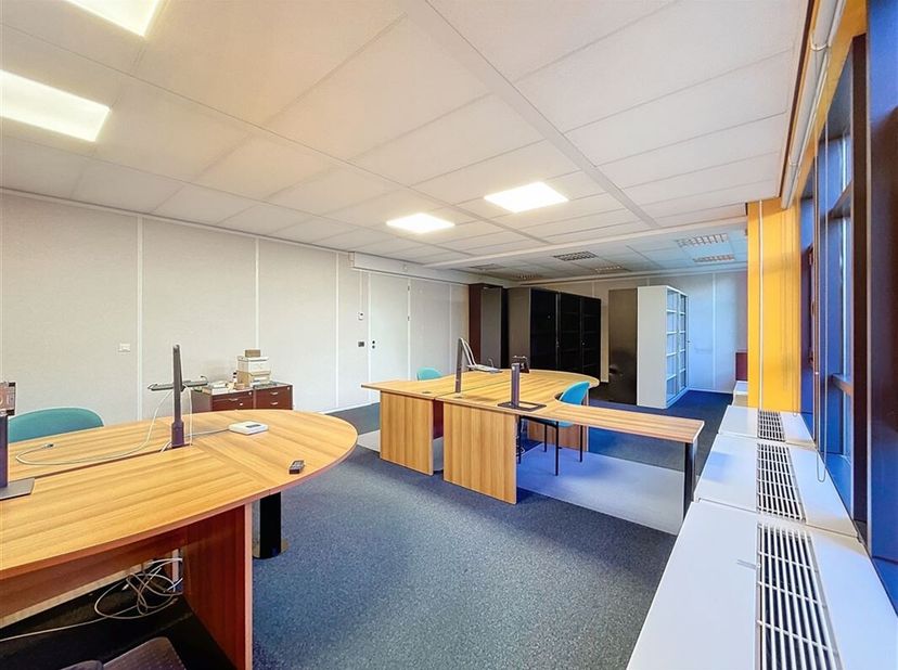 Dans le zoning industriel de Wavre, Logeurop vous propose ces bureaux à la location. L&#039;ensemble se compose de quatre espaces de bureaux, totalisant 12