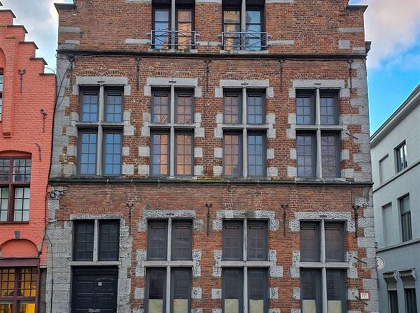 REF 7232 - Rue des Clercs 23 - 7000 Mons&lt;br /&gt;
OPPORTUNITE IDEALE POUR INVESTISSEUR : Immeuble avec cachet montois, au pied de la Grand Place de Mons,