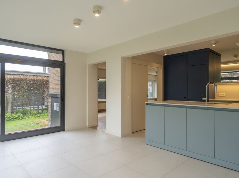 Cette spacieuse maison individuelle avec 4 chambres et un jardin confortable recherche ses nouveaux résidents. &lt;br /&gt;
Outre le volume, cette maison vo