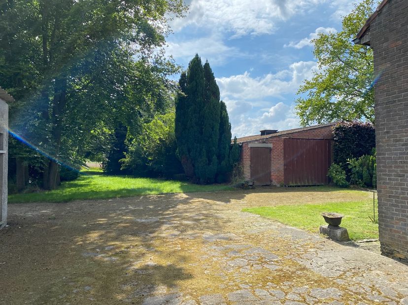 Dit ruim perceel van 2.950m² is ideaal gelegen nabij het centrum van Lembeke, met de Lembeekse bossen om de hoek en met een goede verbinding met de E3