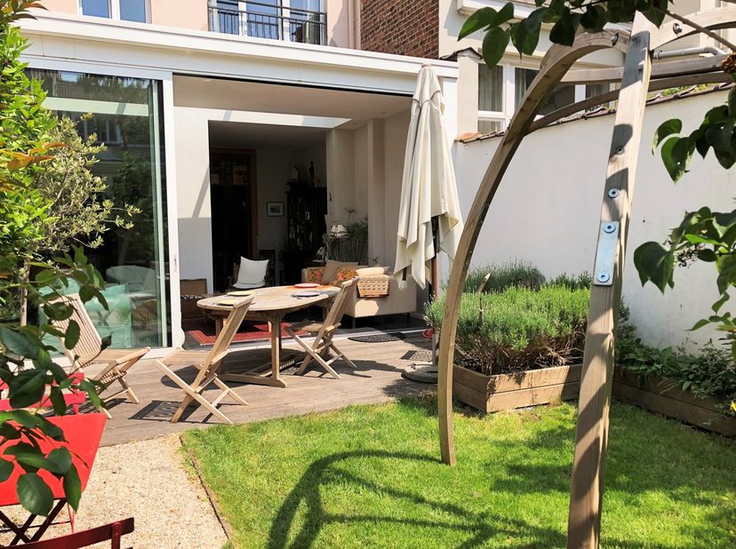 EN EXCLUSIVITE CHEZ VICTOIRE JUNOT  En plein coeur d&#039;Ixelles, à deux pas des Etangs et à proximité immédiate du quartier européen, cette élégante mais
