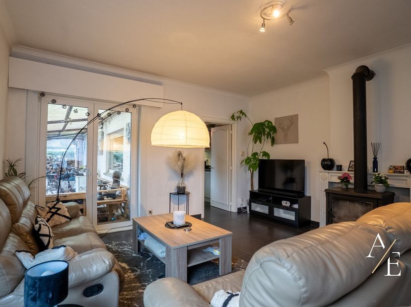 Halfopen woning met tuin, terras en autostaanplaatsen te Wetteren wordt u exclusief te koop aangeboden door Access Estate. Maak jouw afspraak via sms