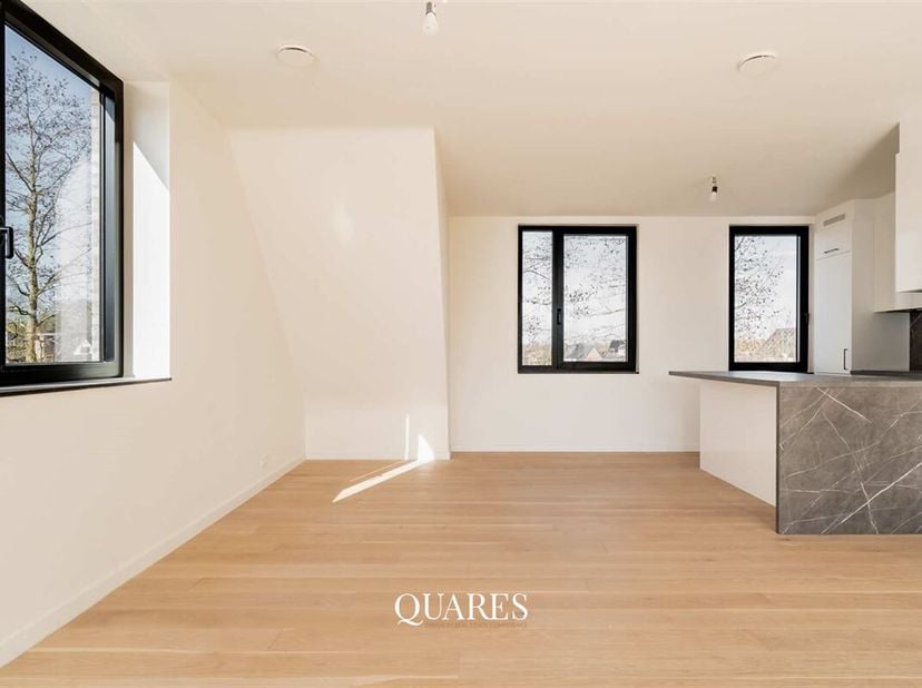 Cet appartement est situé au deuxième étage d&#039;une petite résidence de standing. Fini avec des matériaux durables et de haute qualité, l&#039;appartement es