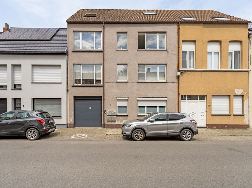 2e verdieping: &lt;br /&gt;
- inkomhal met ingemaakte kasten &lt;br /&gt;
- woonkamer (ca 27m²)&lt;br /&gt;
- open keuken (ca 9m²), ingericht met spoelbak, gasfornuis,