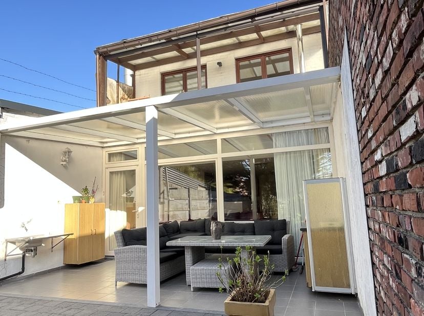 Deze woning, gelegen in het hart van het centrum, biedt een uitstekende combinatie van ruimte en comfort. Gebouwd in 1985 en gerenoveerd in 2012, bied