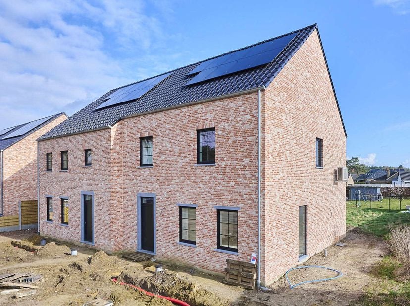 Deze knap afgewerkte nieuwbouwwoning in pastorijstijl is klaar om zijn eerste bewoners te ontvangen.&lt;br /&gt;
De woning beschikt over de nieuwste technie