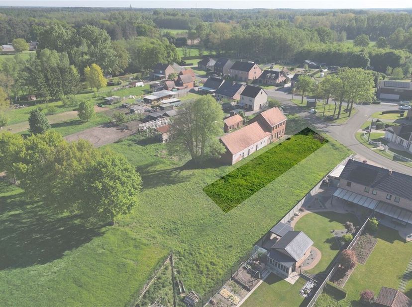 Knappe bouwgrond van 6a52ca geschikt voor een halfopen bebouwing, gelegen in een groene omgeving&lt;br /&gt;
Omgeving: &lt;br /&gt;
+ Rustige woonwijk in een groe