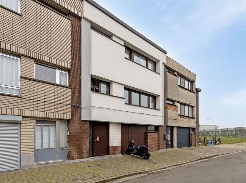 TOPPER! Ruime bel-étage woning te Oostakker.&lt;br /&gt;
De woning is als volgt ingedeeld: inkomhal apart gasten toilet, garage, ingerichte keuken, badkamer
