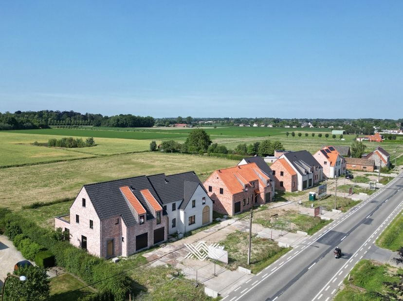 Deze nieuwbouwwoning met 5 slaapkamers en een bewoonbare oppervlakte van ca. 236 m² is gelegen op een perceel van 918 m². De woning maakt deel uit van