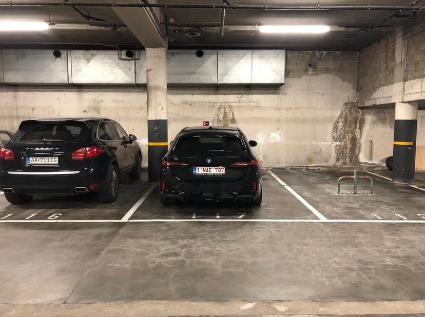 Ontdek nu de perfecte parkeeroplossing in Parking Hazegras, gelegen in centrum Oostende! Deze parking biedt u niet alleen de gemoedsrust van een veili