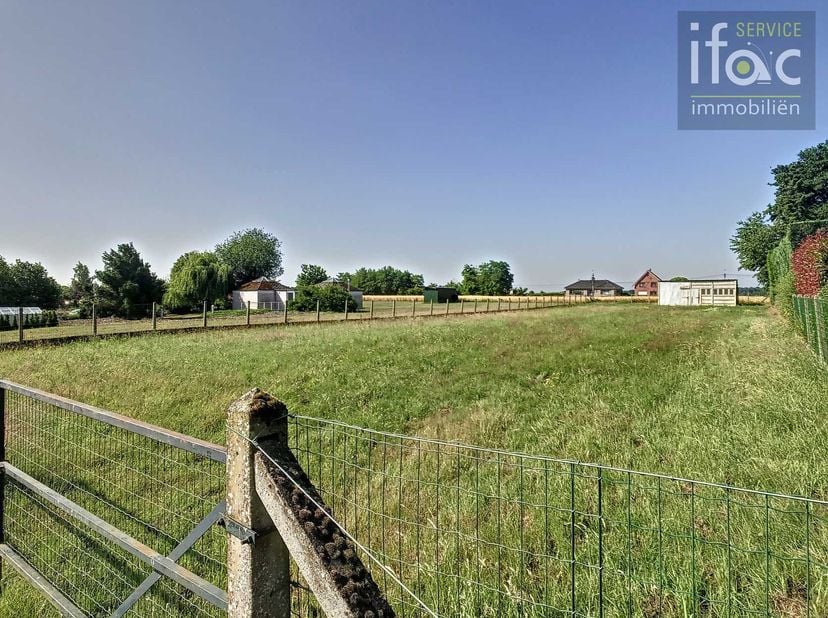 Belle parcelle unique située dans le village rural de Neerijse, au bout d&#039;une impasse, avec une vue panoramique sur les champs du plateau de Neerijse
