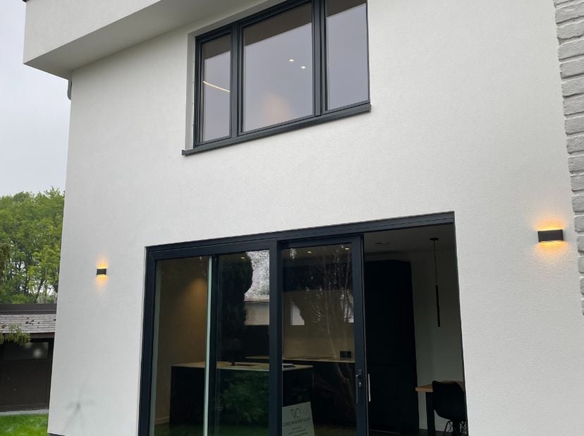 Deze woning is van A tot Z, zowel binnen als buiten tot in puntjes afgewerkt waardoor deze perfect instapklaar is! Werkelijk het gehele gebouw is aang
