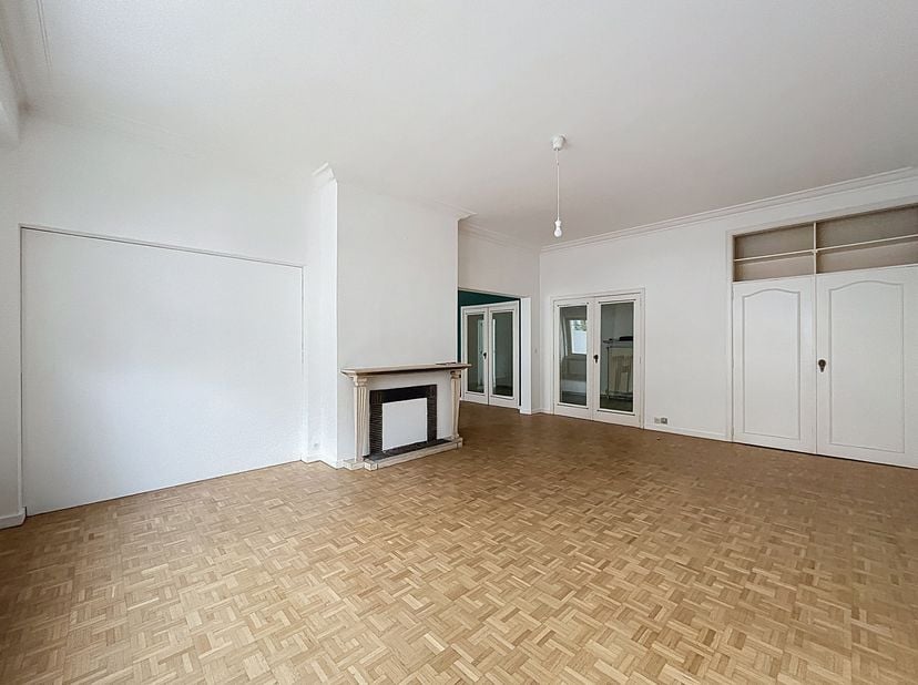 Elsene  Op een steenworp van de wijk Châtelain en de Louizalaan, prachtig appartement van ± 140 m² met 2 slaapkamers een ruime privétuin en een terras