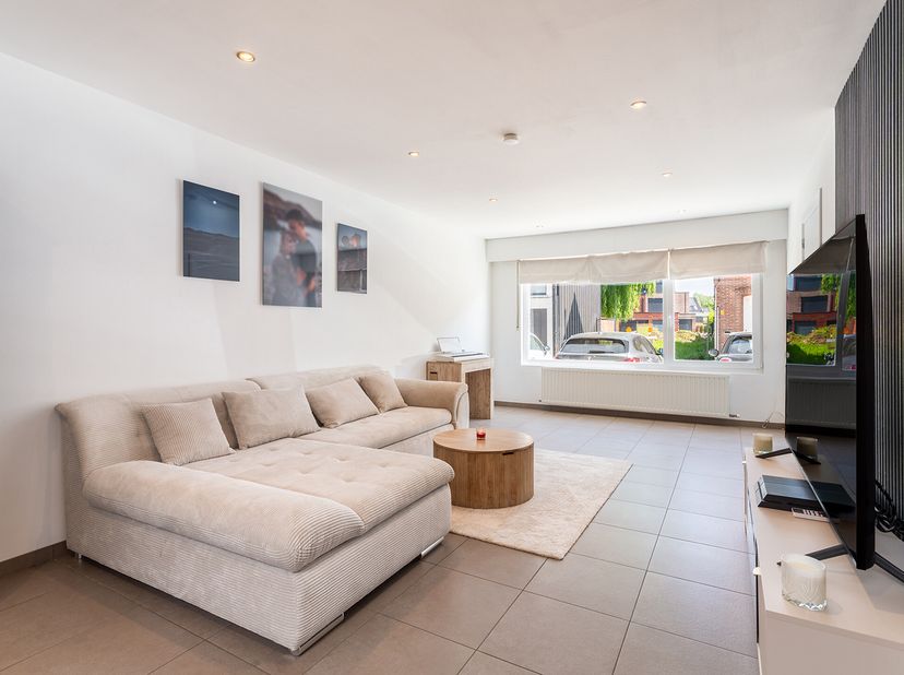 Vous cherchez un appartement moderne, entièrement rénové, offrant beaucoup despace et un jardin ensoleillé ? Cet appartement de 108 m² habitables a to