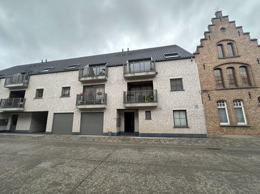 Recent 2-slaapkamerappartement op een boogscheut van de Markt van Langemark.&lt;br /&gt;
Het appartement bestaat uit:&lt;br /&gt;
Verdieping 2: hal - ruime leefru
