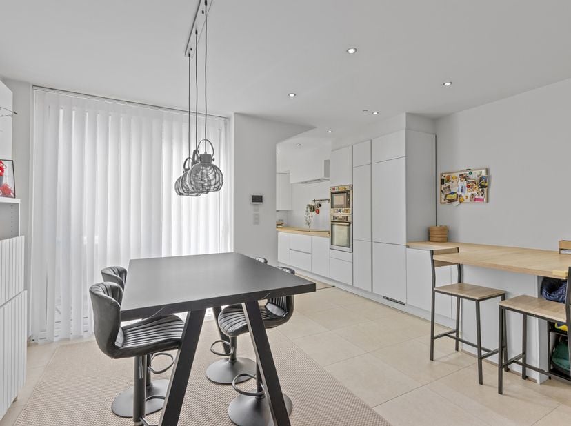 Deze instapklare en modern afgewerkte rijwoning in het hart van Wetteren biedt drie volwaardige slaapkamers, een uitnodigende inkomhal met een apart g