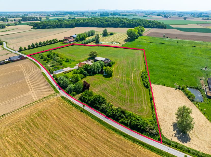 Gerenoveerde landelijke woning te koop in de Zwijnlandstraat 11 te Westvleteren. Deze prachtige woning is rustig gelegen op een unieke locatie tussen