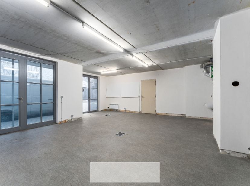 Deze kantoorruimte bevindt zich binnen de ring van Waregem, aan het park Baron Casier.&lt;br /&gt;
&lt;br /&gt;
De ruimte is 57,54 m² groot en beschikt over een k