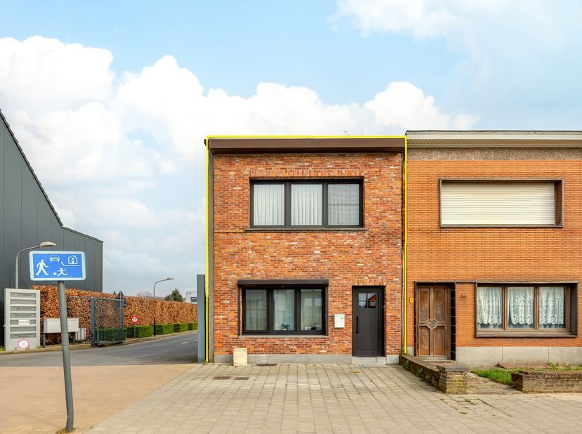 Op te frissen eengezinswoning met 2 à 3 slaapkamers en diepe tuin&lt;br /&gt;
Centraal gelegen in een rustige eenrichtingsstraat, nabij het Albertkanaal en