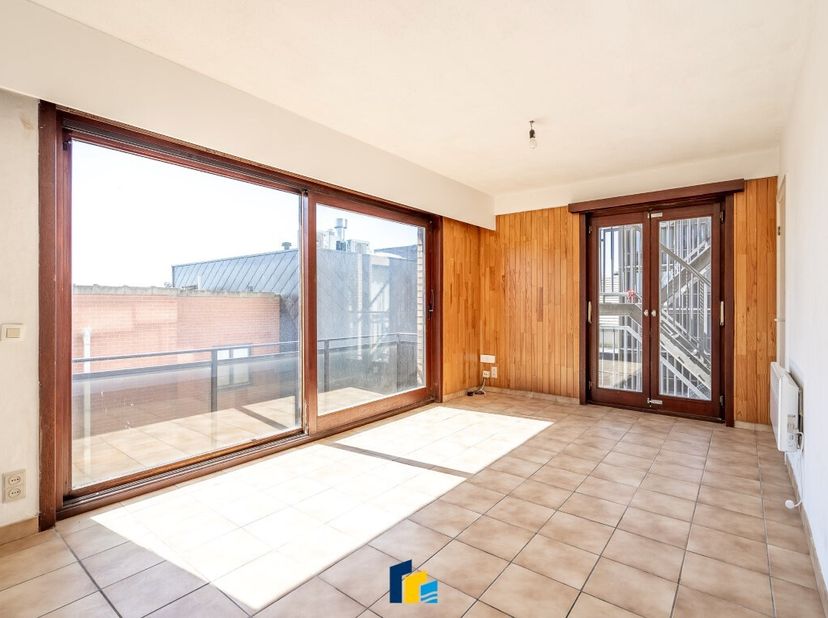 Dit goed ingedeelde 1-slaapkamerappartement op de 7de verdieping van een uitstekend onderhouden residentie uit de jaren &#039;80 biedt de perfecte balans t