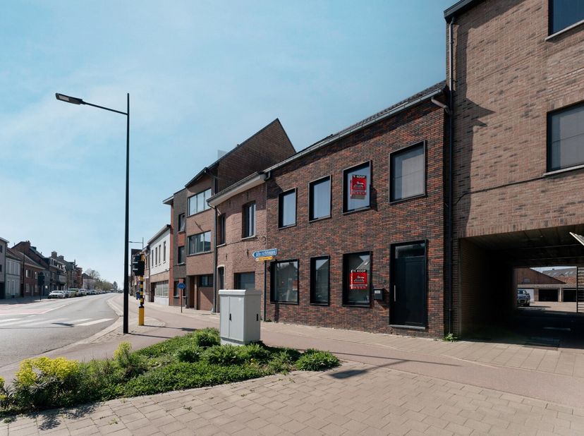 Deze kwalitatief gerenoveerde gezinswoning is instapklaar en gelegen op de Pas in Geel met de Markt op wandelafstand. Hierdoor bevinden alle voorzieni