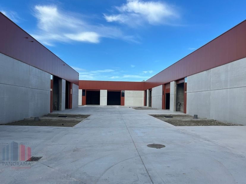 PME flambant neuve de 225 m² à louer à 2 km à peine du R4 avec accès facile aux autoroutes Brugsevaart (N9), E40 et A11/E34. &lt;br /&gt;
&lt;br /&gt;
L&#039;entrepôt