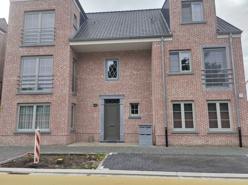 Dit gezellig appartement is gelegen nabij het centrum van Dessel, langs de rustige Lorzestraat.&lt;br /&gt;
Het appartement is toegankelijk via de gemeensch