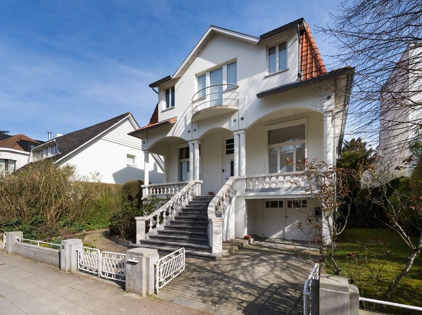WOLUWE-SAINT-PIERRE, tussen Place Dumon en Place Sainte-Alix, dicht bij tal van voorzieningen, prachtige VILLA (5bed/3bath) van 438m² gebouwd op een p