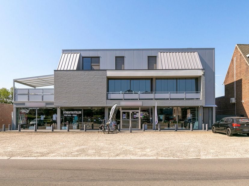 Dit veelzijdige handelspand komt op de markt vanwege nieuwe toekomstplannen van de eigenaar.&lt;br /&gt;
Dankzij de ruime opzet en strategische ligging is h