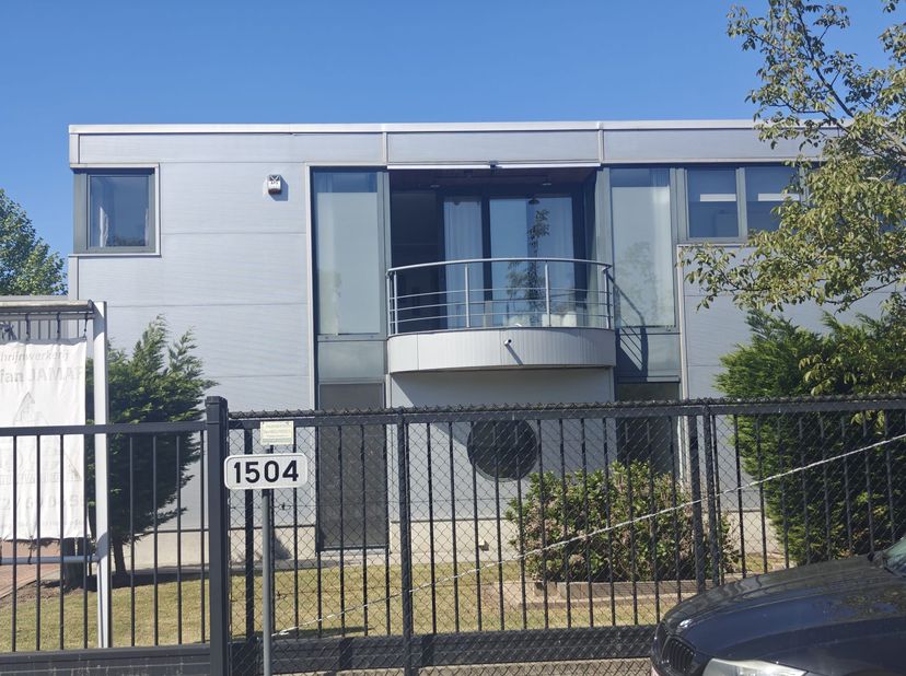 Ruim energie zuinig appartement met 2 slaapkamers en tuin. Totale oppervlakte is 140 m2 ingedeeld als volgt gelijkvloers: inkomhal met vestiaire,trap