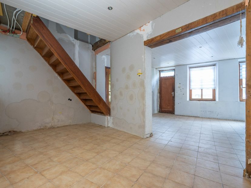 Het bureau ERA B-LUX presenteert met genoegen dit te renoveren huis in het oude Saint-Donat in Aarlen. Ideaal gelegen, dicht bij alle voorzieningen en