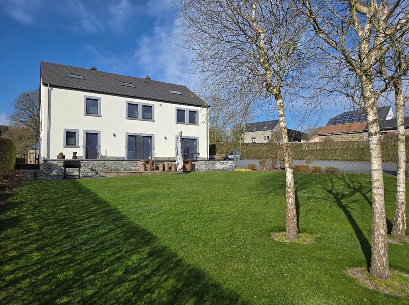 ERA B-LUX vous présente ce gîte dexception, construit en 2012, à Hemroulle, à 5 minutes de Bastogne. Alliant élégance, confort moderne et rendement lo