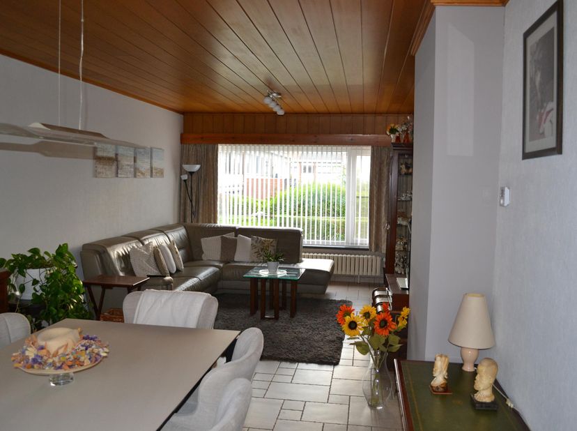 Perfect onderhouden en instapklare bel-étage woning met zonnige stadstuin en ruime&lt;br /&gt;
garage. Uitstekend gelegen in het Westerkwartier – Oostende,