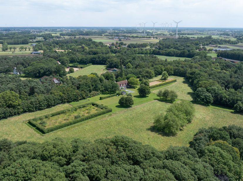 Cette magnifique maison de maître est située au calme sur environ 6,1 hectares de terrain. La propriété comprend un hall d&#039;entrée spacieux, un salon m