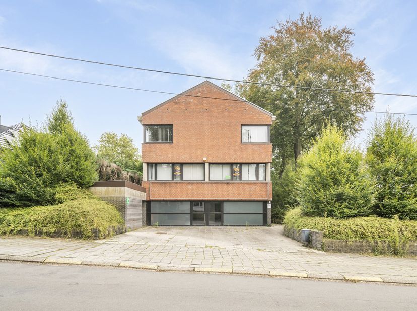 Het pand dat recent heeft dienst gedaan als kantoor is rustig (residentieel) gelegen doch op wandelafstand (250m) van het centrum van Genk. Hierdoor i