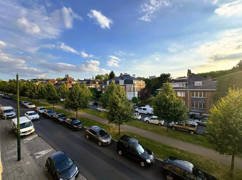 Situé dans le très prisé quartier Prince de Liège, à proximité immédiate des commodités (commerces, transports en commun, écoles, accès ring...), ce s