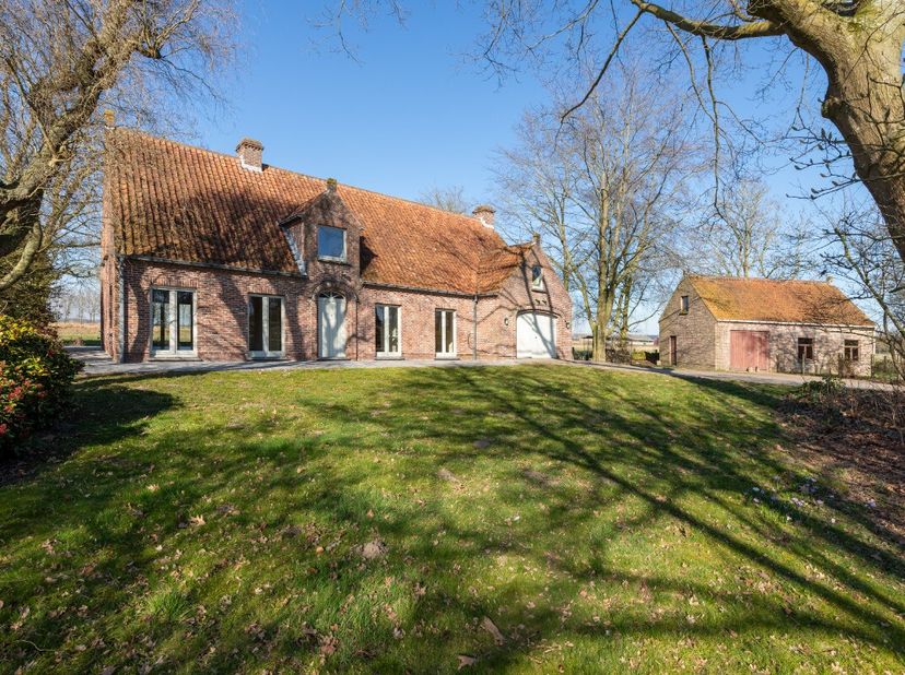 LiggingDe Moershoofde in Sint-Laureins staat bekend voor zijn landelijke leefomgeving en biedt een oase van rust en groen, ideaal voor wie op zoek is
