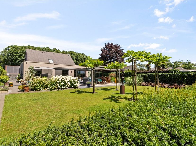Prachtig afgewerkte villa op 1.118m² grond&lt;br /&gt;
Deze mooie woonst met recent een volledig aangelegde omgeving is tot in de puntjes afgewerkt met oog