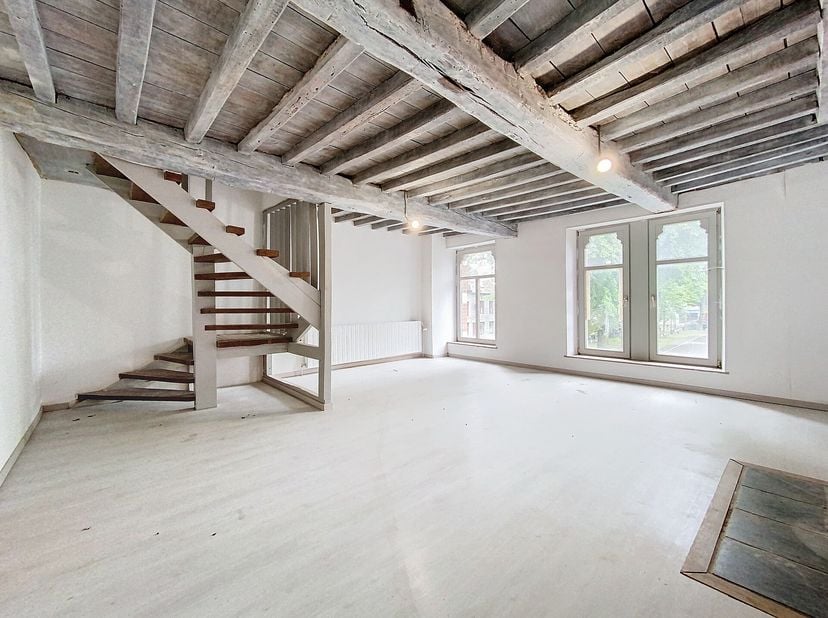 EASYHOME vous présente cet appartement exceptionnellement bien situé sur une magnifique place au cur de Couvin, entouré de commerces et à proximité de